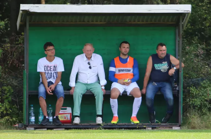 Um Fußball-Obmann Heinz Stein (2. von links) könnte es auf der Bank des TSV Stellingen 88 bald einsam werden.