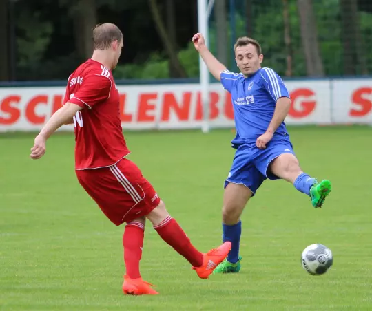 Kann die HR-Reserve um Samir Kabashi (rechts, hier gegen den Rantzauer Jan-Niklas Rohr) auch dem SC Pinneberg ein Bein stellen?