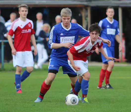 Christian Koster (SCP, links) im Duell mit Bjarne Henkel von der HR-Reserve.