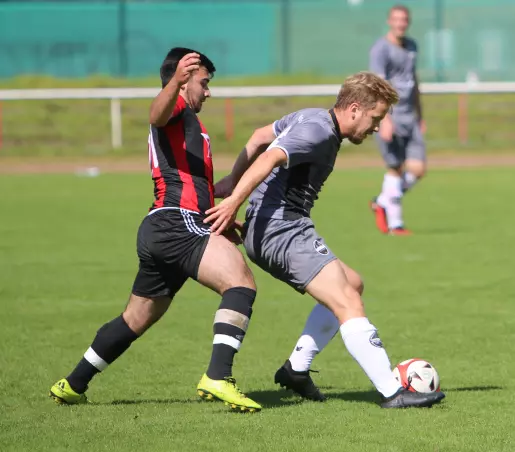 Der Rasensportler Christian Förster (rechts) hält sich hier Abdul Cavdar vom TSV Uetersen vom Leib.