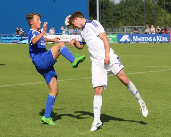 Roman Doempke (Schenefeld, links) trifft hier auf den Tornescher Phillip Kuschka.