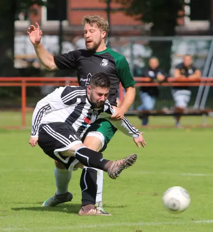 Serhat Hüsnü Ünlüer (Teutonia 10 II, vorne) ist hier vor dem Heidgrabener Jan-Niclas Galke zum Torschuss gekommen.