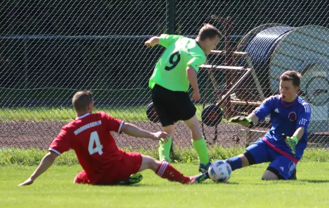 Der Sündenfall: Der Moorreger Tobias Hasenbruch (links) foult den Waldenauer Dario Buck (Mitte), bevor MSV-Keeper Niklas Puttmann den Ball fängt.
