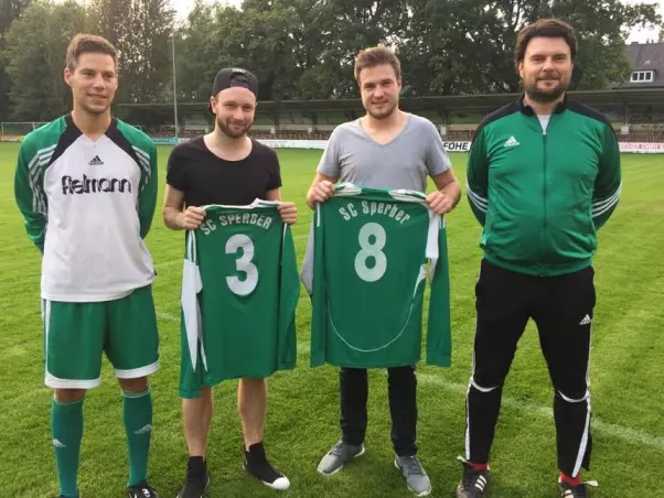Tom Nitzsche (3) und Lukas Schaube (8) eingerahmt vom Trainerteam Obermeier/Glashoff