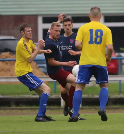 Janek Bundt (Sternschanze, in der Mitte vorne, hier im Landesliga-<br>Spiel in Eidelstedt) wirkte am vergangenen Sonntag bei den Ersten<br>und Zweiten Herren des SCS mit.