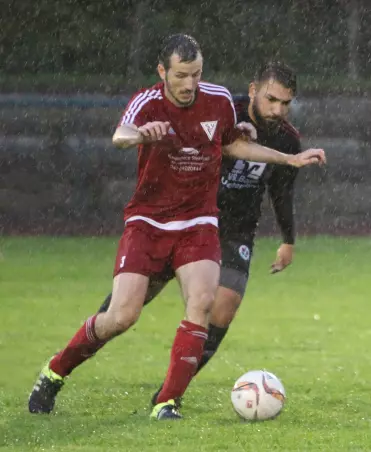 Alexander Honcamp (Friedrichsgabe, links) ist hier im<br>strömenden Regen vor Recep Özdemir vom TSV Uetersen<br>am Ball.