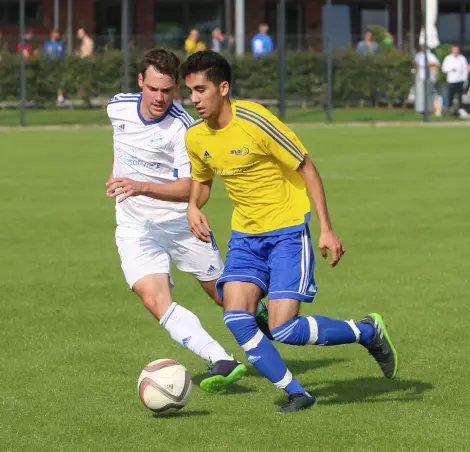 Sören Badermann (Tornesch, links) im Duell mit Volkan Eren vom SV Eidelstedt.