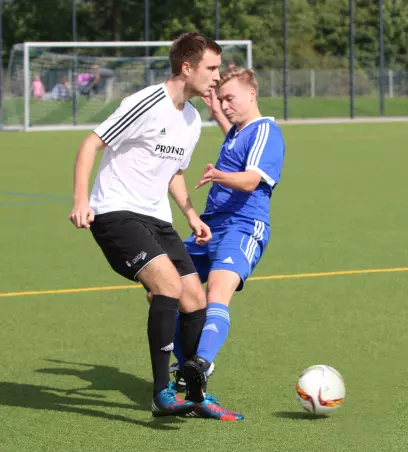 Lennard Trepmann (FCU II, rechts) gegen den Sparrieshooper<br>Frithjof Schoeß.