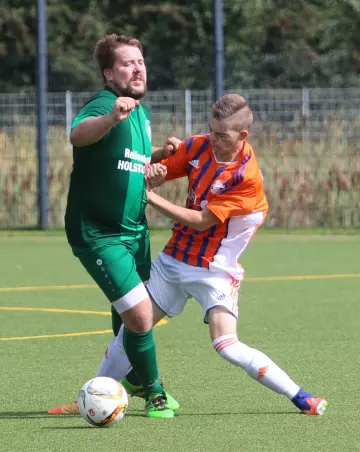 Pascal Gertschat (Waldenau, links) prallt hier auf Steven<br>Schröder (FCU III).