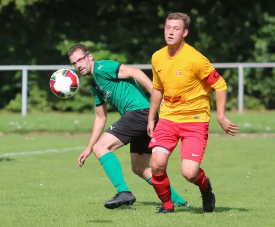 TVH-Kapitän Joris Justin Lüchau (rechts) gegen Björn Spriestersbach, eine Liga-Leihgabe bei Heidgraben III.