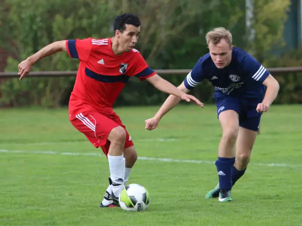 Ouahib Mounaam (Union 03, links) gegen den Hetlinger Marco Bassen.
