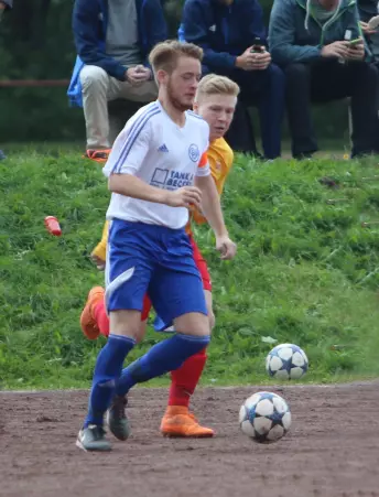 GSFV-Kapitän Felix Schubert (vorne) ist hier vor TVH-<br>Stürmer Malte Dombeck am Ball.