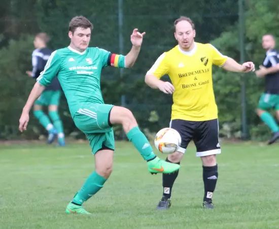 HSV-Kapitän Fabian Doell (links) ist hier vor TuS-Spielertrainer Fabian Trama am Ball.