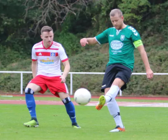 Der Wedeler Elfmeter-Fehlschütze Jan Eggers (rechts) gegen Agonis Krasniqi (HSV, links).