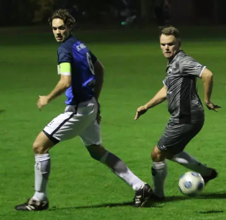 Jefferson Andres Lutz (links), Kapitän der SCN-Reserve, gegen David Grabke von Rasensport Uetersen II.