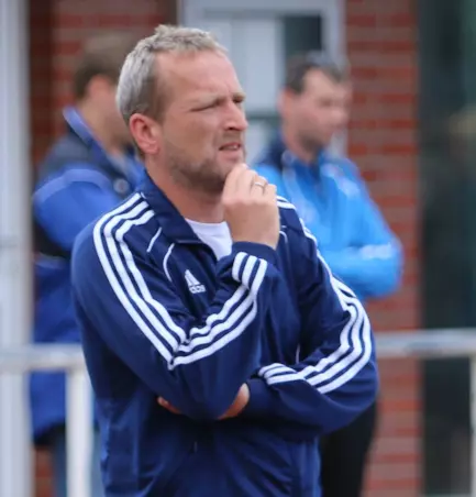 Noch immer punktlos: Der Schenefelder Trainer Mathias Timm.
