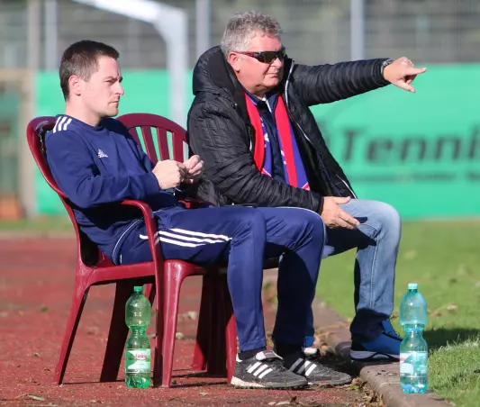 Alexander Dahnke (links) und Werner von Bastian (rechts) sahen am vergangenen Sonntag ein 1:1-Unentschieden ihres Kummerfelder SV gegen den SC Pinneberg.