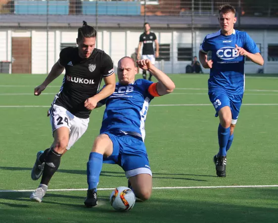 Teutonias Gerrit Pressel (links) zieht an SVCN-Kapitän Sebastian Spiewak (Mitte) vorbei und bereitet das 1:0 vor.