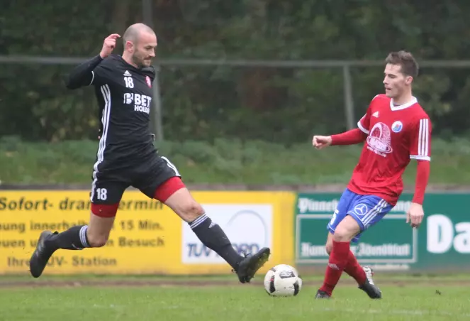 Der Buchholzer John Philip Mathies (links) gegen den Pinneberger Daniel Diaz.