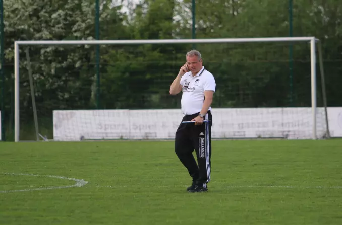 Hier telefoniert Michael Fischer auf der Sportanlage des VfR Horst, die ab sofort nicht mehr seine Heimat ist.