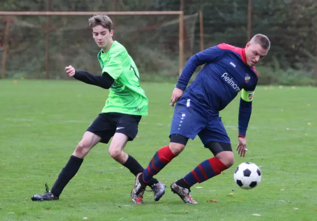 Simon Repenning (Holm, links) gegen den Appener Philipp Langbehn.