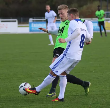 In der vergangenen Saison noch Mitspieler, trafen Jannick Prien (FCE, links) und der weiterhin für Tornesch auflaufende Maik Stahnke nun als Gegner aufeinander.