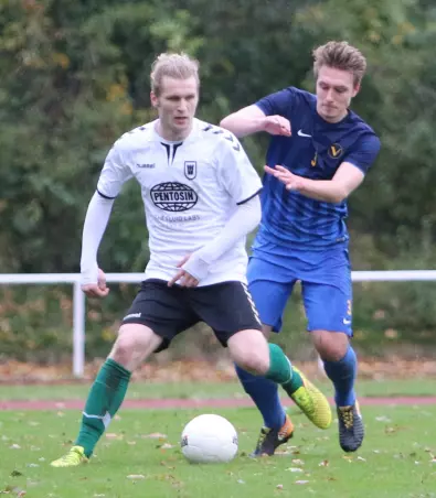 Theodoros Ganitis (Wedeler TSV, links) behauptet den Ball hier<br>vor Vincent Ermisch vom SC Victoria.