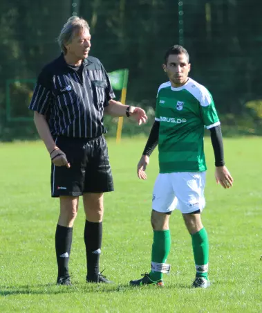 Schiedsrichter Jörn Jacobsen (links) im Gespräch mit<br>Ahmad Aboras von Heidgraben III.