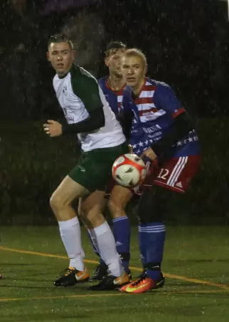 Ben Dieckmann (Heidgraben II, links) und Cosmos-<br>Akteur Daniel Knautz schauen dem Ball hinterher.