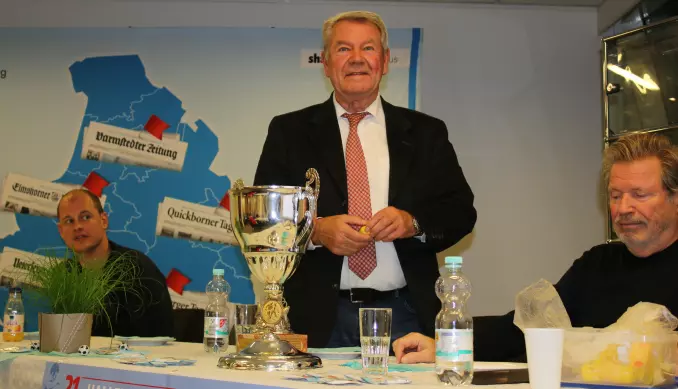 Turnier-Sponsor Bert Meyer loste selbst das Hauptturnier aus.