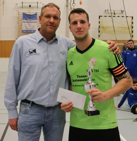 Im Vorjahr überreichte KSV-Liga-Obmann André Ehlers beim<br>Ravo-Cup-Vorturnier den Siegerpokal an TBS Pinneberg.