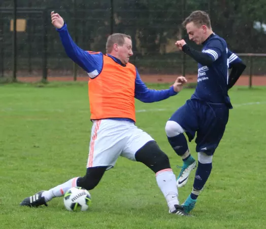 Hier foult der Tornescher Fabian Behrens (links) den Hetlinger Maximilian Hinkel.