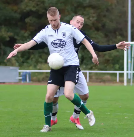 Hendrik Ebbecke, hier am 5. November im Wedeler Trikot gegen die<br>Erste Mannschaft von Teutonia 05 und Andre Friebe, kehrt im<br>Winter an die Kreuzkirche zurück.