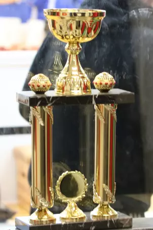 Diesen Pokal gewann zuletzt die Mannschaft<br>des Gastgebers Halstenbek-Rellingen.