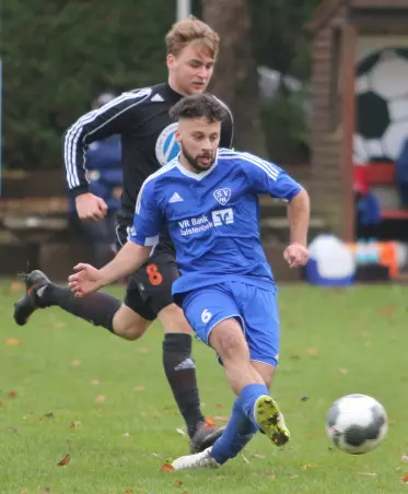Daniel Dias Mesquita (HR II, vorne), hier vor Quickborns<br>Steffen Puzycha am Ball, war eine der vier Liga-Leihgaben.