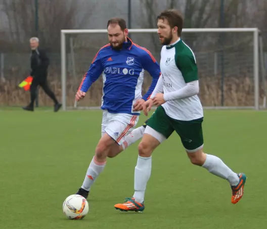Jan-Niklas Galke (Heidgraben II, rechts) gegen den Tornescher Akin Ayten.
