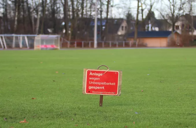 Dieses Schild steckte am Sonnabend im Rasenplatz am Sachsenweg.
