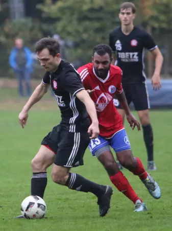 Maximilian Fischer (links), der hier vor dem<br>Pinneberger Frederic Kwadwo Sarpong am Ball ist,<br> wechselt im Winter von Buchholz 05 zu Teutonia 05.