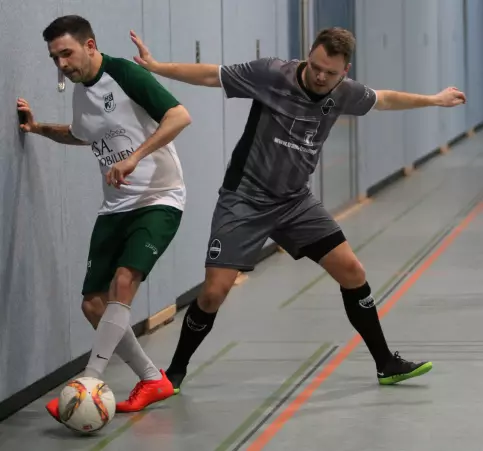 Im Vorjahr duellierten sich beim Sportfreunde-Turnier unter anderem Fabian Kreuzinger (Heidgrabener SV III, links) und David Grabke von Rasensport Uetersen II. Dieses Mal fehlen beide Teams im Teilnehmerfeld.