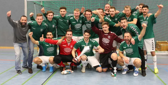 So feierte die Mannschaft des Wedeler TSV im vergangenen Winter ihren Triumph beim eigenen Hallenturnier.