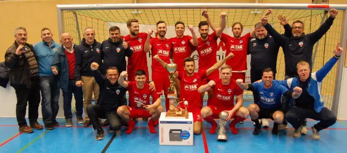 So freute sich die Mannschaft von Inter Türksport Kiel über ihren Turniersieg. Foto: Uwe Langeloh.