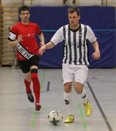 Im Finale lief Fabian Grabke (Rasensport Uetersen II, rechts)<br>dem Liether Dimitri Rawinski davon.
