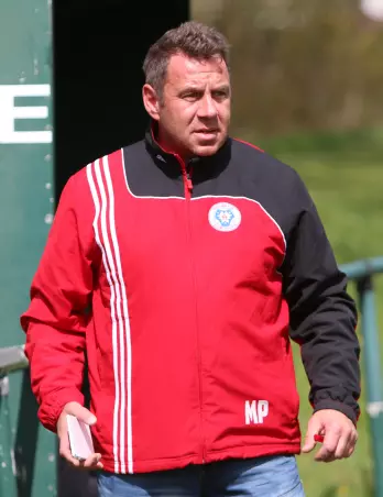 Holsatias Trainer Manfred Pistone steht nur noch ein<br>knapper Kader zur Verfügung.