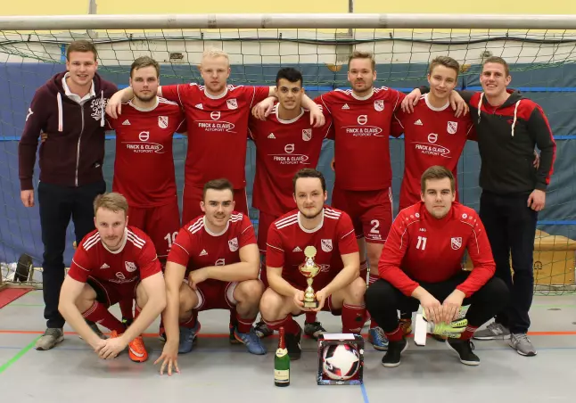 Nach ihrer erfolgreichen Titelverteidigung stellten sich die Spieler der SV Lieth II zum Siegerfoto.