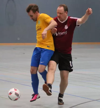 Und hoch das Bein: Kim Neidenberger (rechts), mitspielender<br>Trainer des FC Elmshorn II, im Duell um den Bronze-Rang gegen<br>Jan Stansler von Tangstedt II.