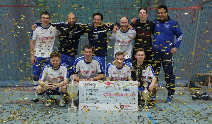 Für ihren Triumph beim „COG-Cup“ wurde die Mannschaft des TuS Berne mit Konfetti beschossen und bekam einen Scheck über 300 Euro.