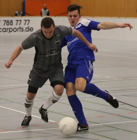 Kirill Shmakov (Rasensport, links) im Halbfinal-Duell gegen Elvis Pusculovic von Holstein Quickborn.
