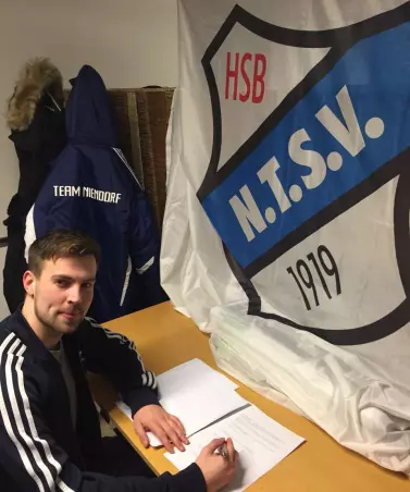 Dennis Thiessen bei seiner Vertragsunterzeichnung am<br>Sachsenweg. Foto: Niendorfer TSV.