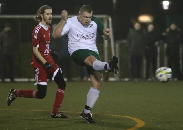 Marvin Kummerfeldt (Heidgraben II, rechts), der hier vor dem Heistmer Hannes Grossmann am Ball ist, egalisierte zum 1:1-Endstand.