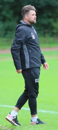 Ist nun Inhaber der Trainer-A-<br>Lizenz: Der Saseler Coach Danny<br>Zankl.